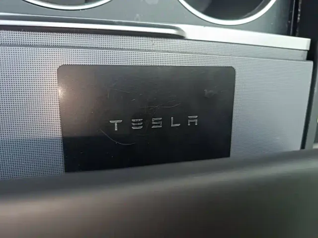 Tesla Model 3 — Фото автомобиля 8