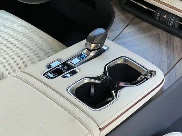 Lexus LM — Фото автомобиля 15