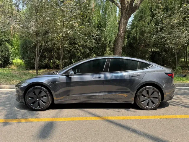 Tesla Model 3 — Фото автомобиля 17