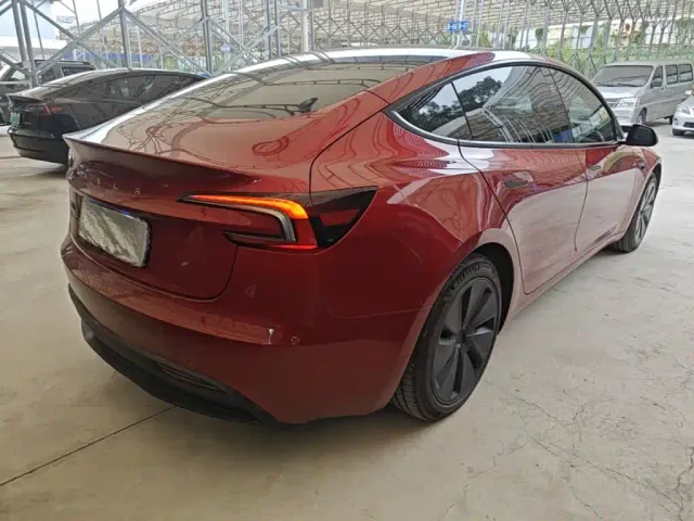 Tesla Model 3 — Фото автомобиля 6