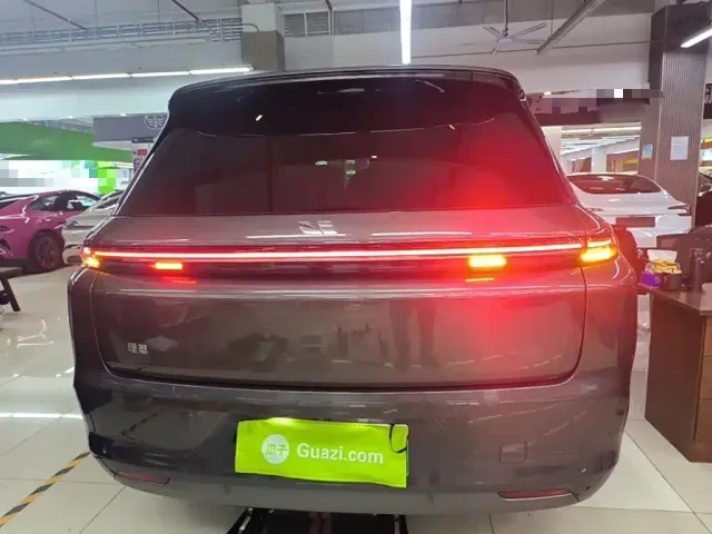 Li Auto L8 — Фото автомобиля 5