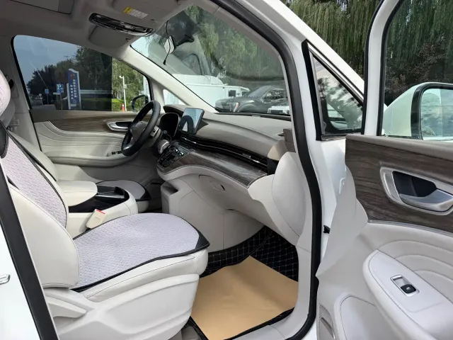 Roewe iMAX8 — Фото автомобиля 15