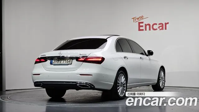 Mercedes-Benz E-Class — Фото автомобиля 2