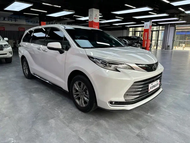 Toyota Sienna — Фото автомобиля 3