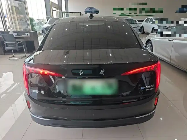 Hongqi E-QM5 — Фото автомобиля 5