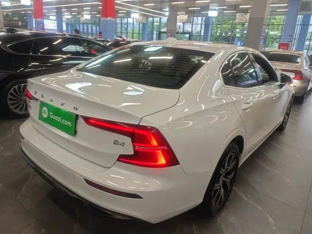 Volvo S60 — Фото автомобиля 6
