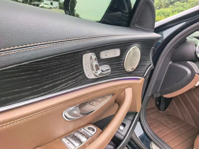 Mercedes-Benz E-Class — Фото автомобиля 7