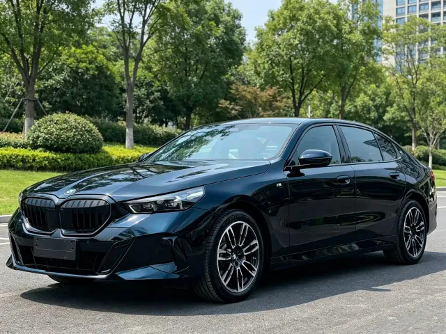 Фотография автомобиля — BMW 5 Series
