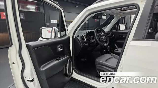 Jeep Renegade — Фото автомобиля 9