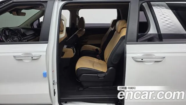 Kia Carnival Generation 4 — Фото автомобиля 12