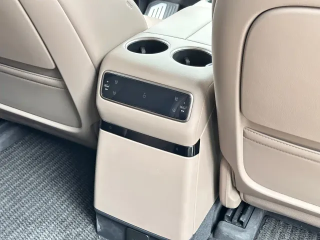 Li Auto i8 — Фото автомобиля 21