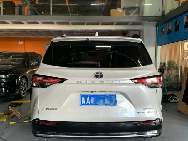 Toyota Sienna — Фото автомобиля 2