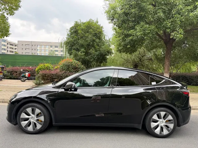 Tesla Model Y — Фото автомобиля 5