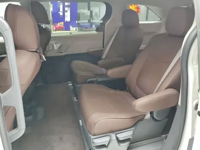 Toyota Sienna — Фото автомобиля 16