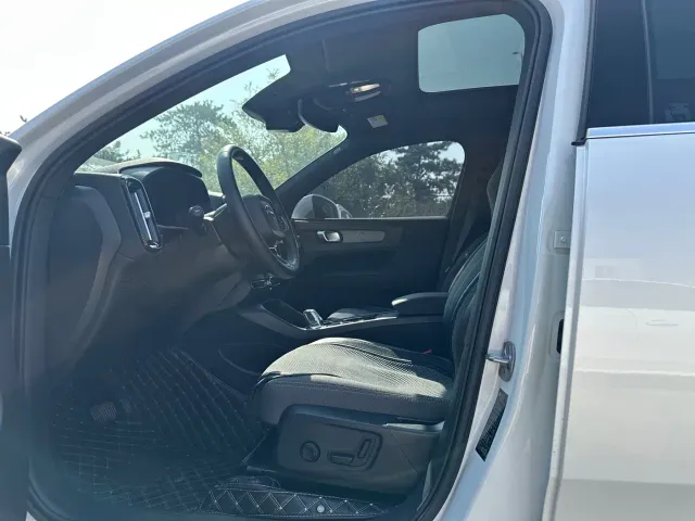 Volvo XC40 — Фото автомобиля 4