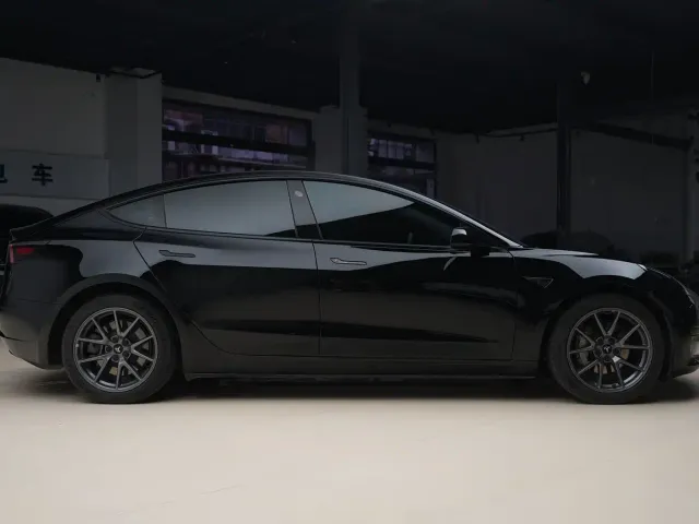 Tesla Model 3 — Фото автомобиля 10