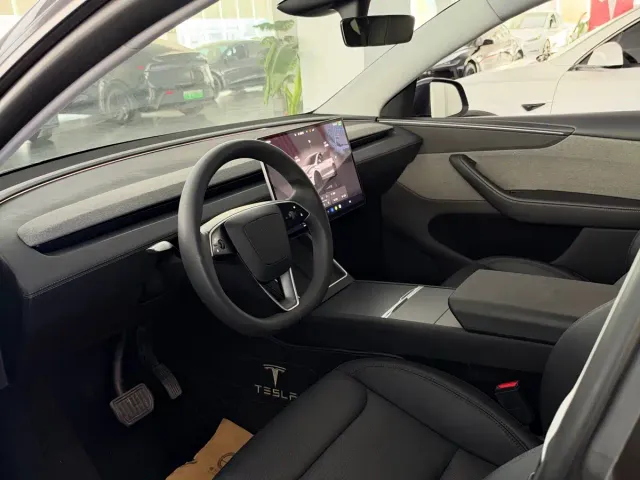 Tesla Model Y — Фото автомобиля 7