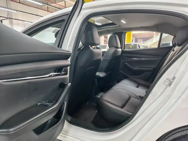 Mazda Axela — Фото автомобиля 10