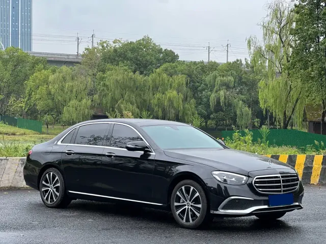 Mercedes-Benz E-Class — Фото автомобиля 3