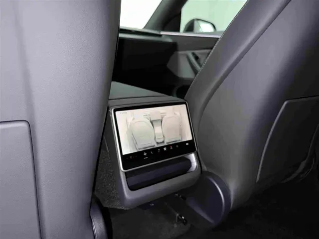 Tesla Model Y — Фото автомобиля 15