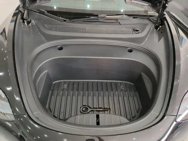 Tesla Model 3 — Фото автомобиля 10