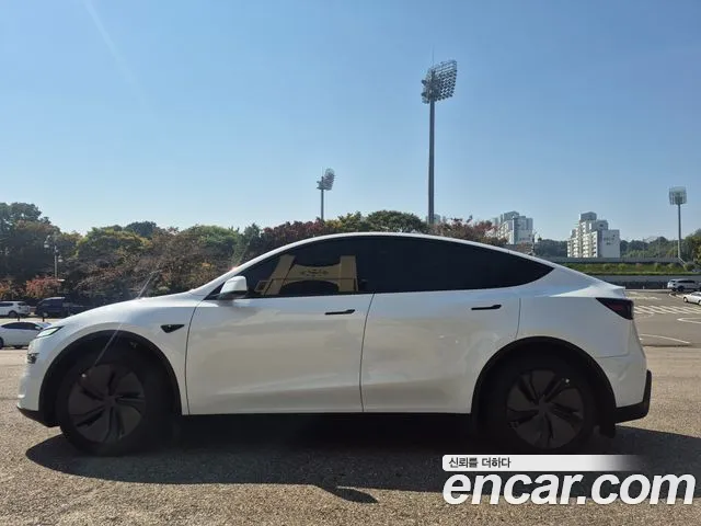 Tesla Model Y — Фото автомобиля 14