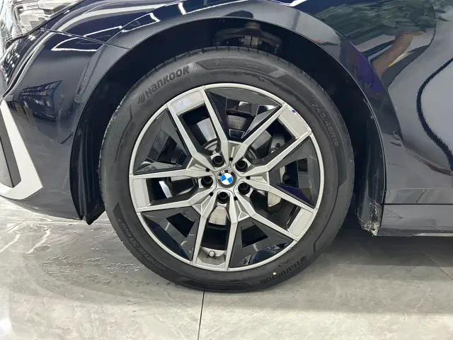 BMW 5 Series — Фото автомобиля 16