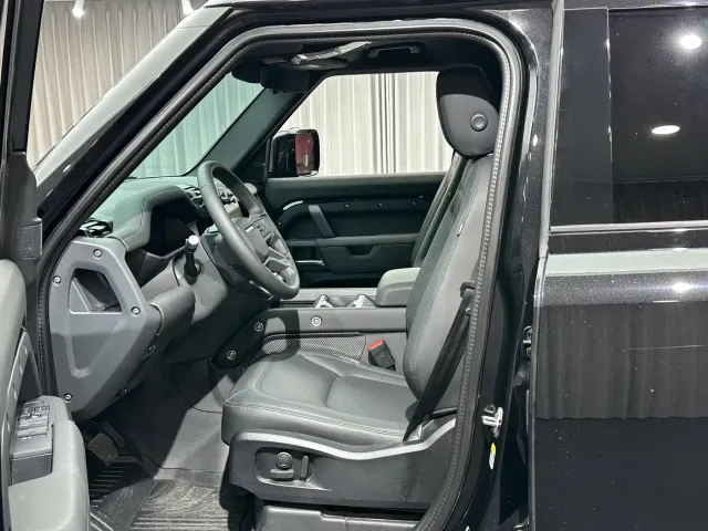 Land Rover Defender — Фото автомобиля 12