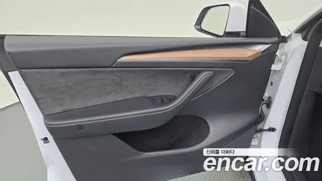 Tesla Model Y — Фото автомобиля 24