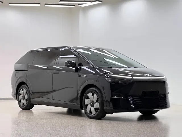 Xpeng X9 — Фото автомобиля 3