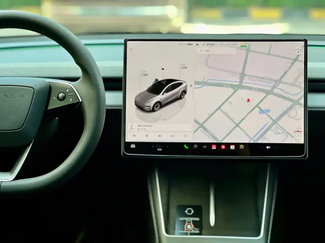 Tesla Model Y L — Фото автомобиля 8