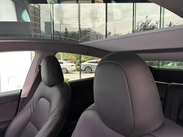 Tesla Model Y — Фото автомобиля 17