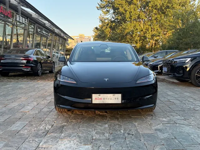 Tesla Model 3 — Фото автомобиля 2