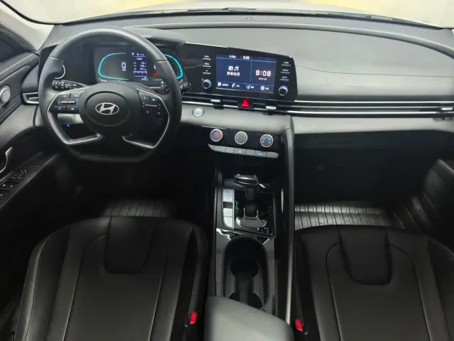 Hyundai Elantra — Фото автомобиля 12