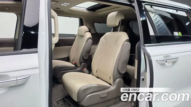 Kia Carnival Generation 4 — Фото автомобиля 11