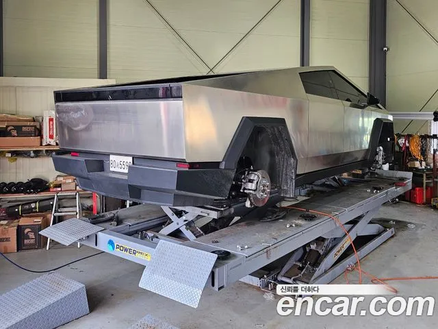 Tesla Cybertruck — Фото автомобиля 12