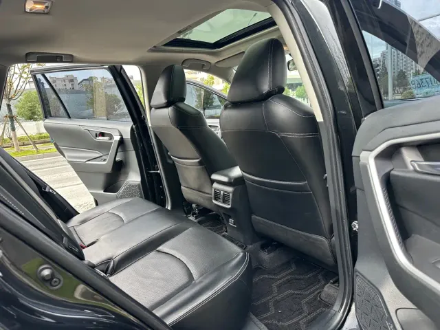 Toyota RAV4 — Фото автомобиля 9