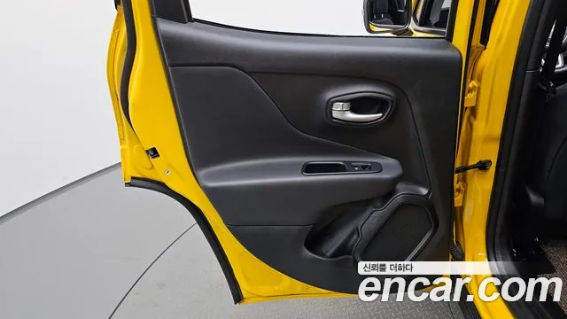Jeep Renegade — Фото автомобиля 24