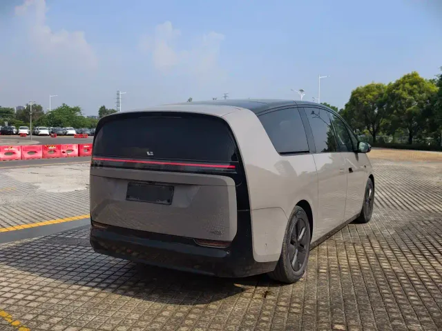 Li Auto MEGA — Фото автомобиля 11