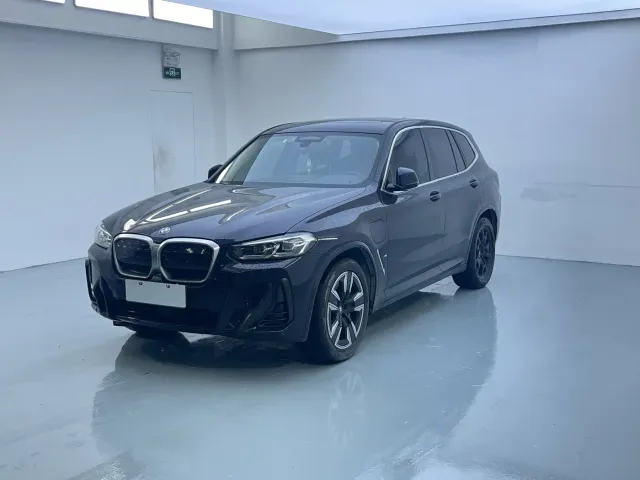 BMW iX3 — Фото автомобиля 3