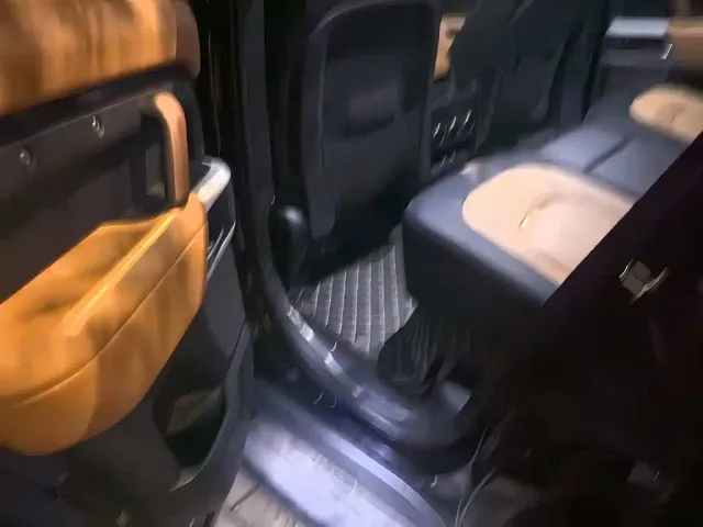 Land Rover Defender — Фото автомобиля 6