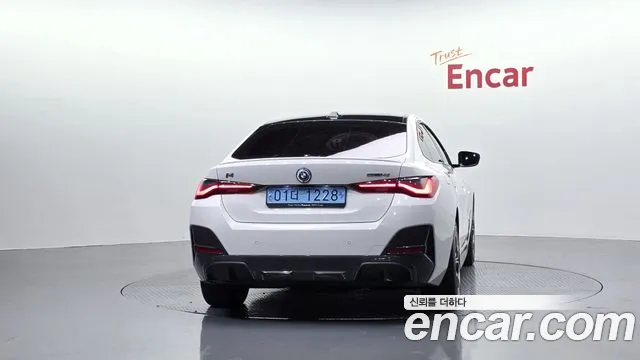 BMW i4 — Фото автомобиля 4