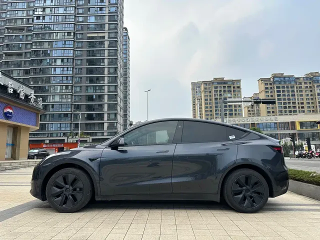 Tesla Model Y — Фото автомобиля 12