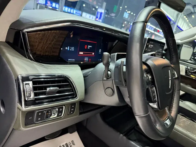 Lincoln Navigator — Фото автомобиля 5