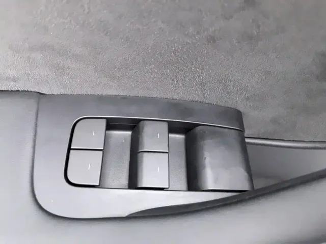 Tesla Model Y — Фото автомобиля 9