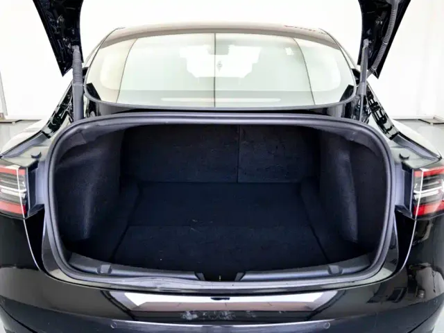 Tesla Model 3 — Фото автомобиля 22