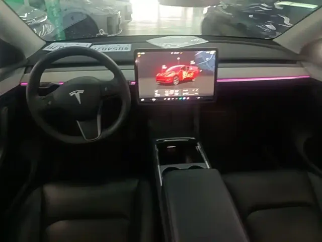 Tesla Model Y — Фото автомобиля 9