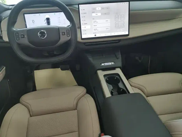 Volvo XC70 Plug-in Hybrid — Фото автомобиля 9