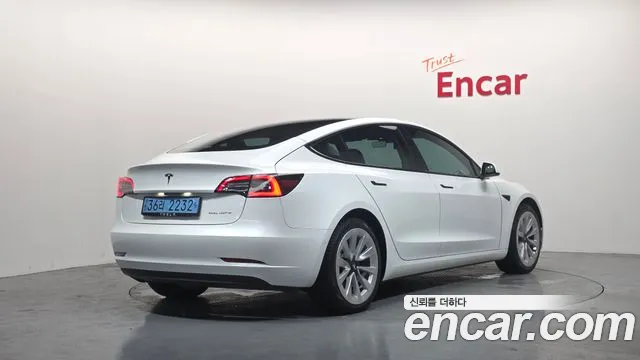 Tesla Model 3 — Фото автомобиля 2