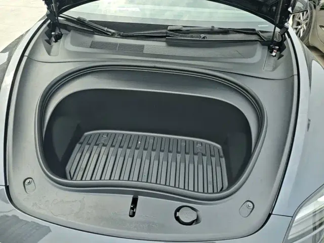 Tesla Model 3 — Фото автомобиля 19